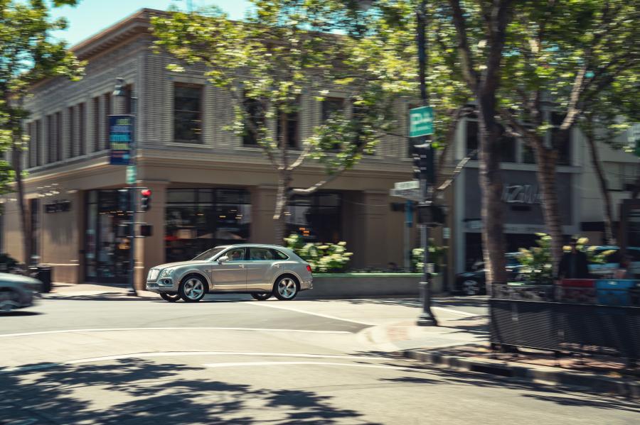  Bentley Bentayga Hybrid 2019 года  (NA) (фото 13 из 18)